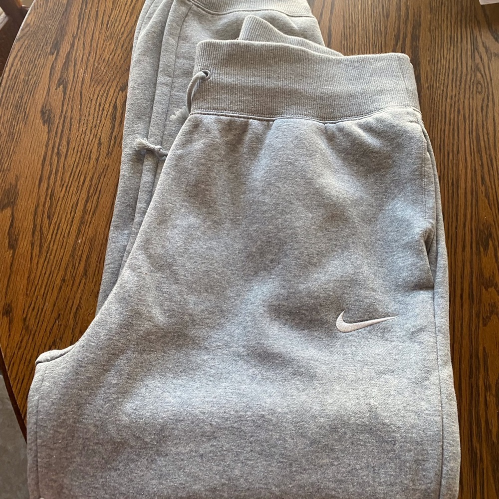 Nike woman’s sweatpants NWT